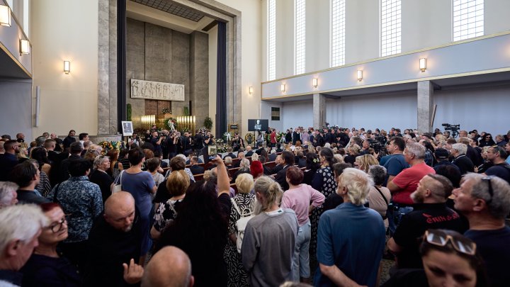 Lidé se ve Strašnicích rozloučili s Jiřím Krampolem. (8.8.2025)