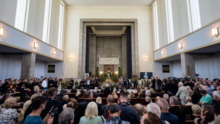 Lidé se ve Strašnicích rozloučili s Jiřím Krampolem. (8.8.2025)