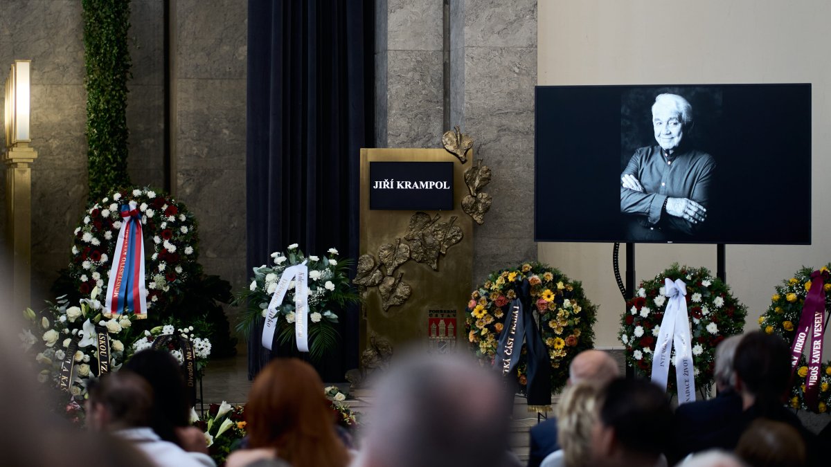 Lidé se ve Strašnicích rozloučili s Jiřím Krampolem. (8.8.2025)