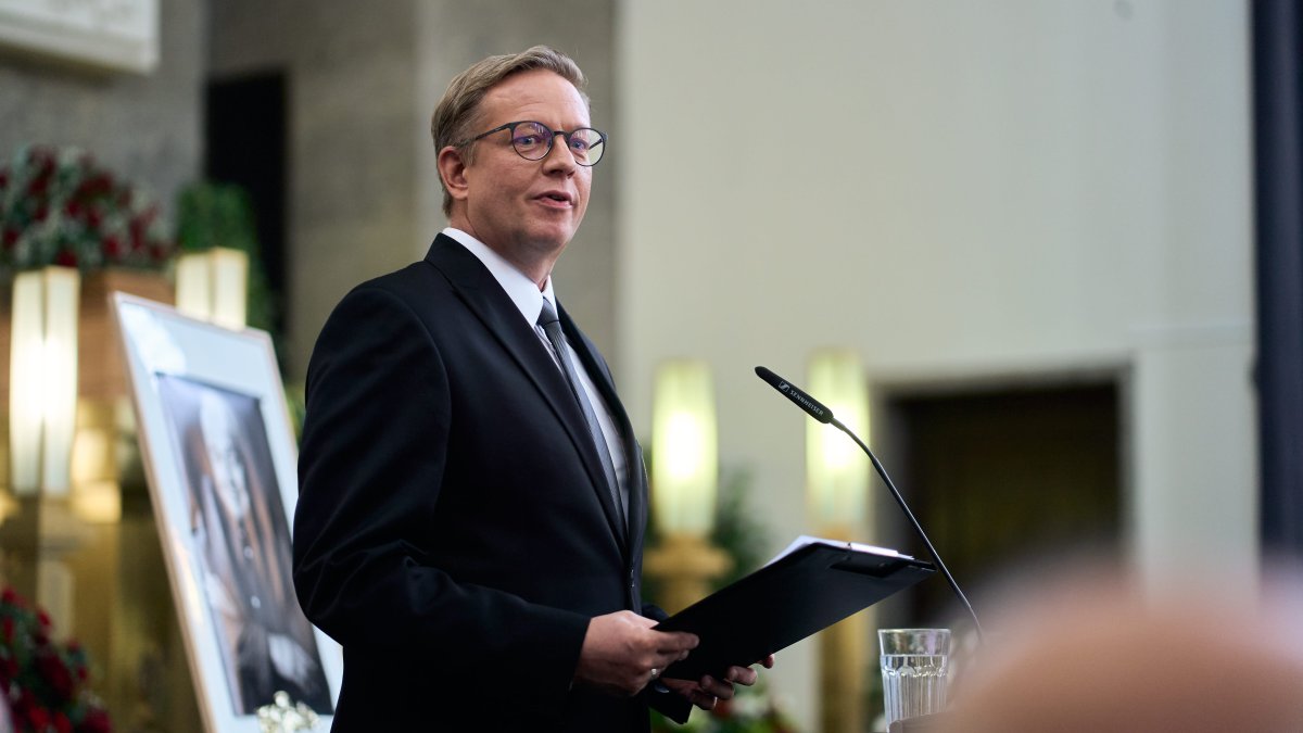 Lidé se ve Strašnicích rozloučili s Jiřím Krampolem. (8.8.2025)