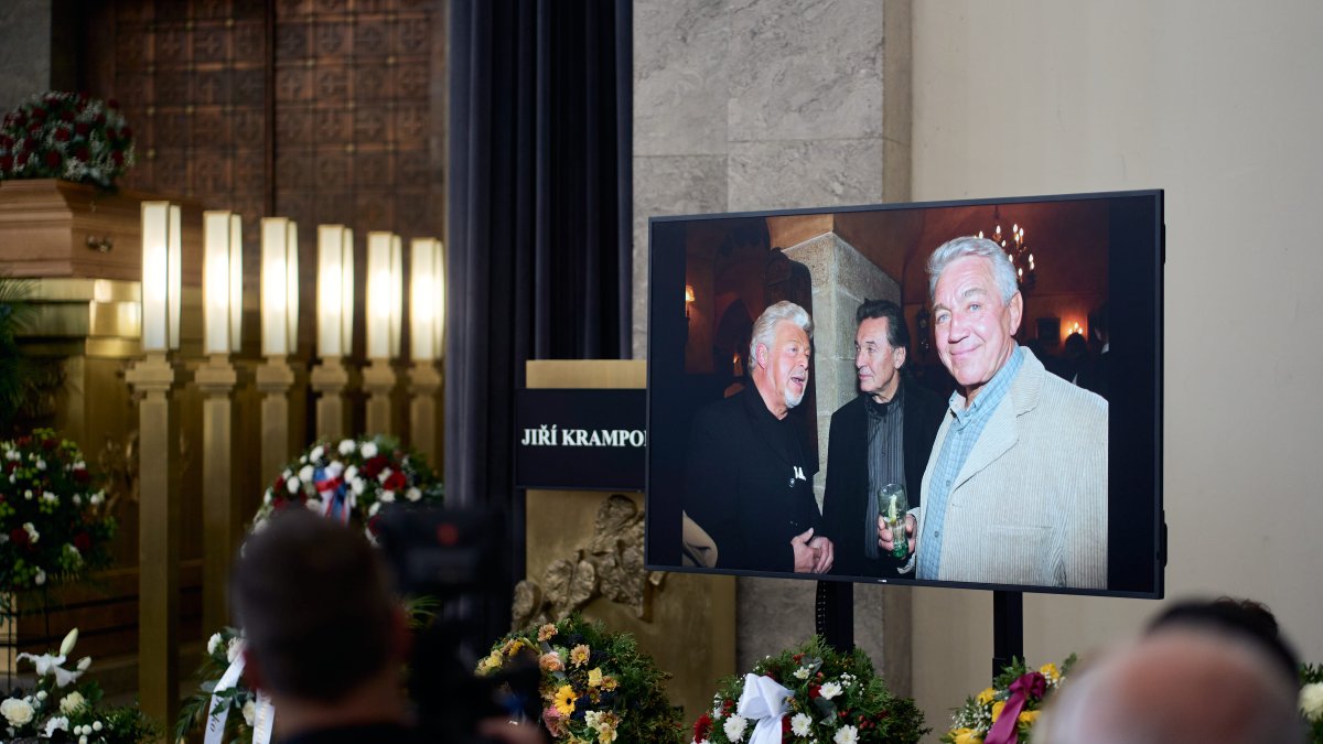 Lidé se ve Strašnicích rozloučili s Jiřím Krampolem. (8.8.2025)