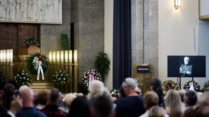 Lidé se ve Strašnicích rozloučili s Jiřím Krampolem. (8.8.2025)