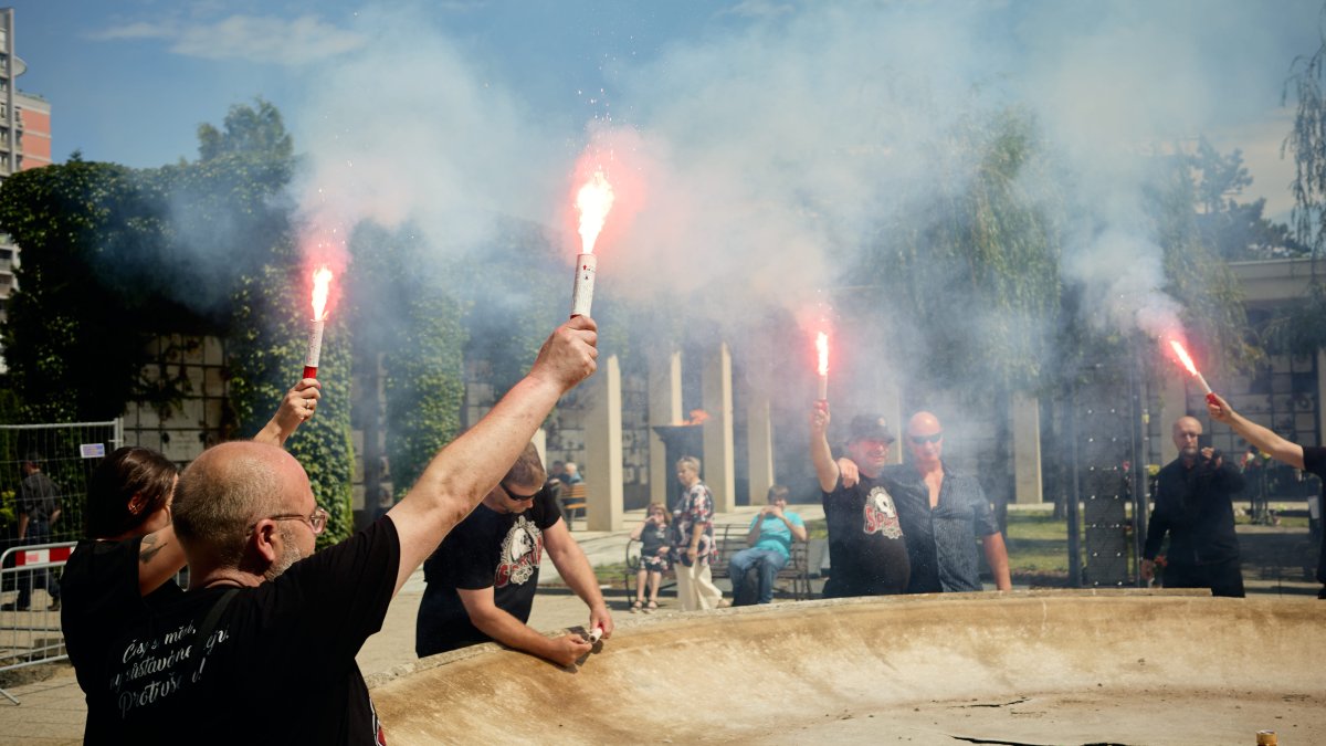 Lidé se ve Strašnicích rozloučili s Jiřím Krampolem. (8.8.2025)