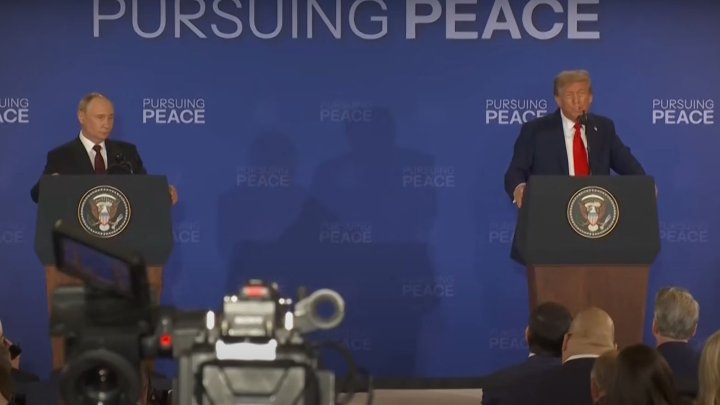 Vladimir Putin a Donald Trump uspořádali po summitu na Aljašce tiskovou konferenci