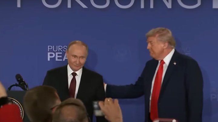 Vladimir Putin a Donald Trump uspořádali po summitu na Aljašce tiskovou konferenci