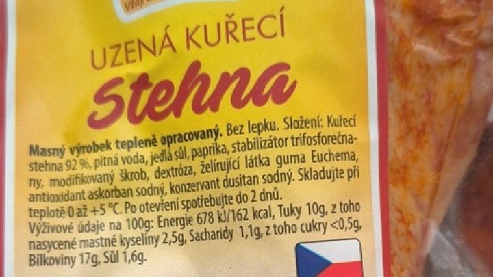 Státní veterinární správa odhalila vadnou šarži uzených kuřecích stehen.