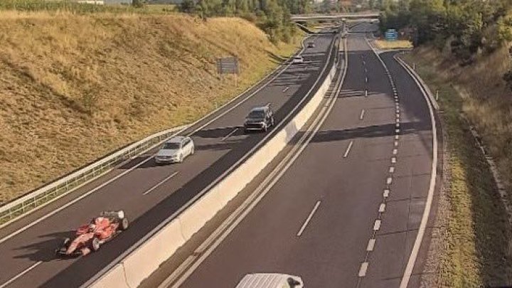 Policejní hlídka zastavila řidiče červené formule