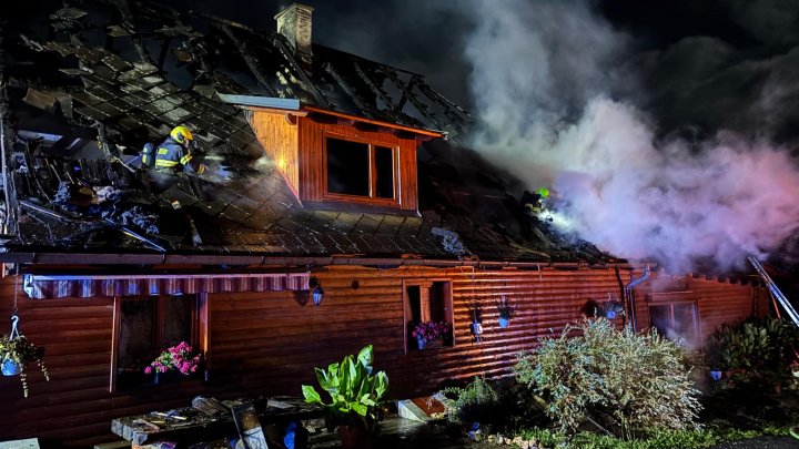 Hasiči zasahovali u požáru domu ve Vrbně pod Pradědem. (6.9.2025)