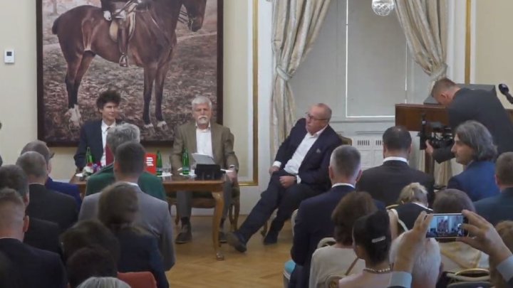 Otevírání obálky s posledními slovy Tomáše Garrigua Masaryka