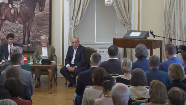Otevírání obálky s posledními slovy Tomáše Garrigua Masaryka