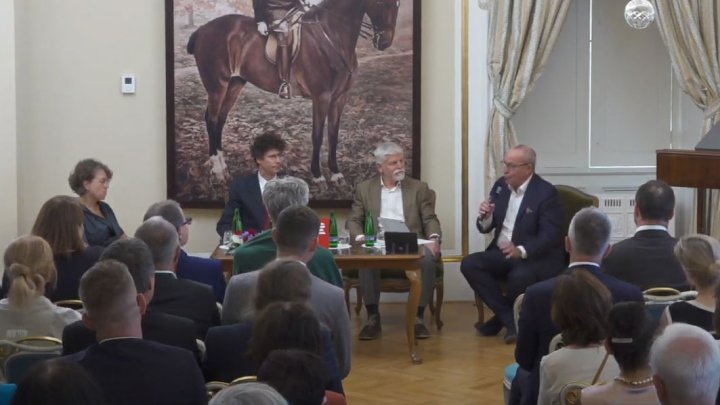 Otevírání obálky s posledními slovy Tomáše Garrigua Masaryka