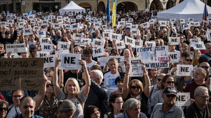 Na Staroměstském náměstí proběhla demonstrace Zabraňme vládě extremistů. (28.9.2025)