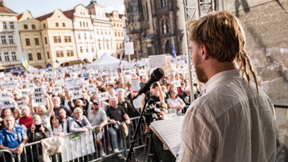 Na Staroměstském náměstí proběhla demonstrace Zabraňme vládě extremistů. (28.9.2025)