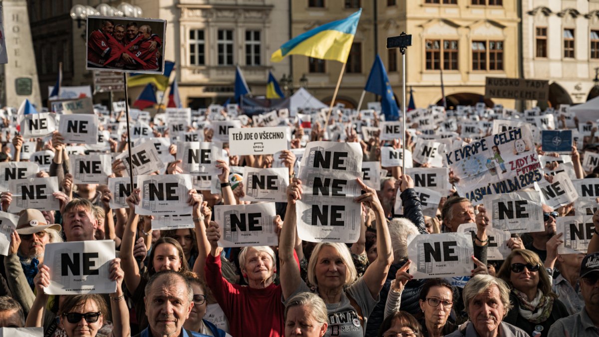 Na Staroměstském náměstí proběhla demonstrace Zabraňme vládě extremistů. (28.9.2025)