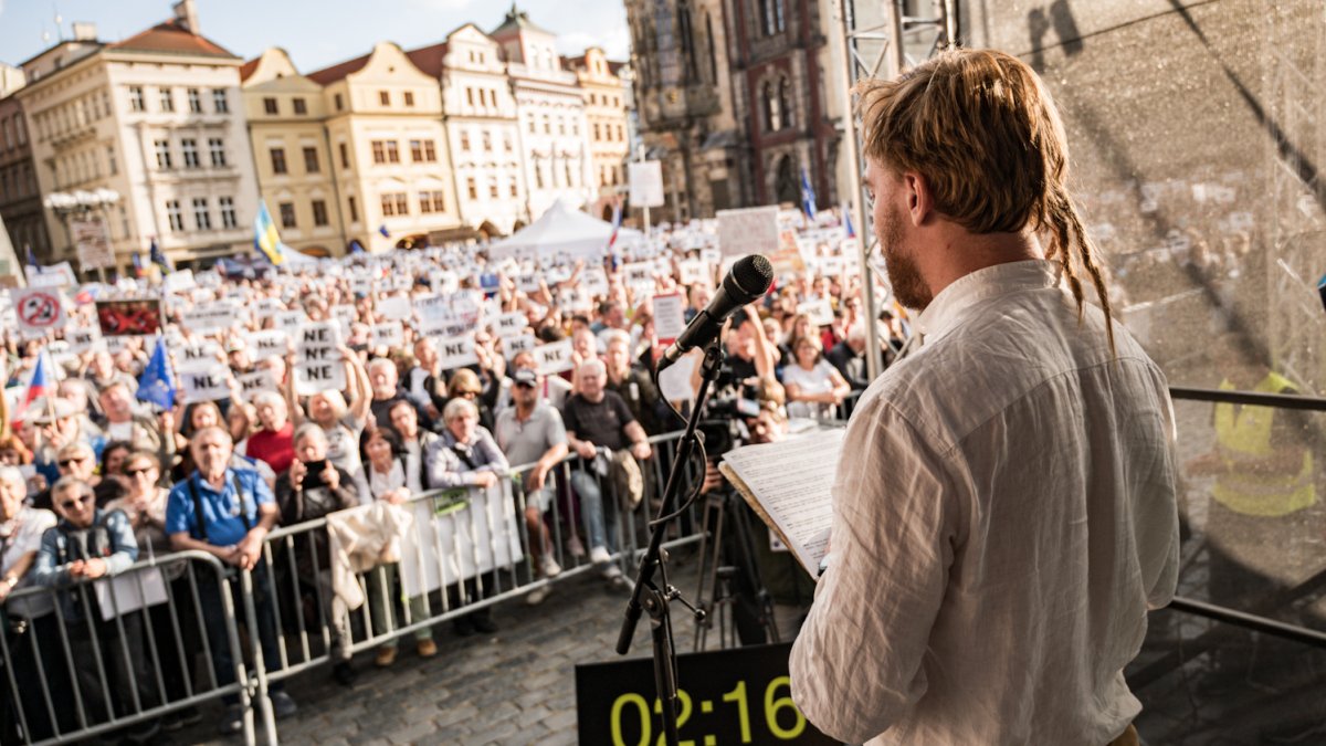 Na Staroměstském náměstí proběhla demonstrace Zabraňme vládě extremistů. (28.9.2025)