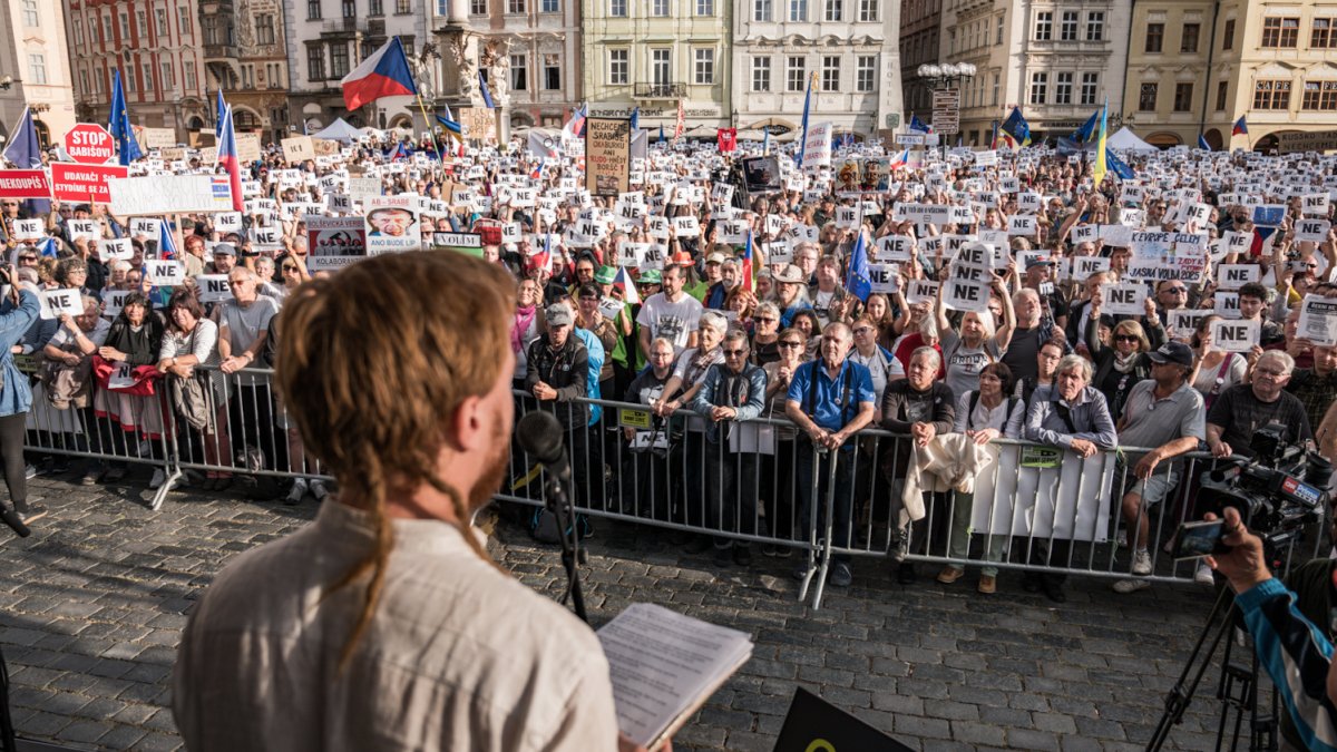 Na Staroměstském náměstí proběhla demonstrace Zabraňme vládě extremistů. (28.9.2025)