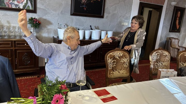 Miloši Zemanovi přišla poblahopřát i Jiřina Bohdalová. 