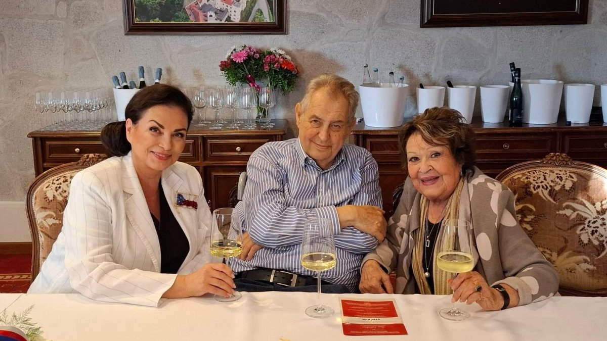 Miloši Zemanovi přišla poblahopřát i Jiřina Bohdalová. 