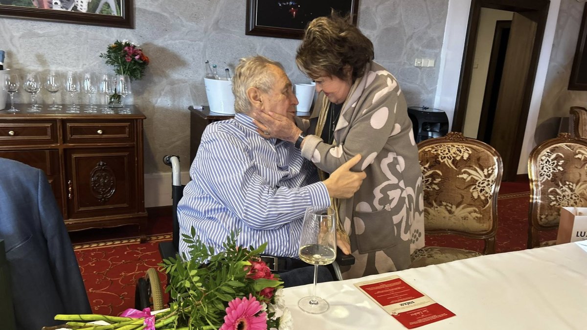 Miloši Zemanovi přišla poblahopřát i Jiřina Bohdalová. 