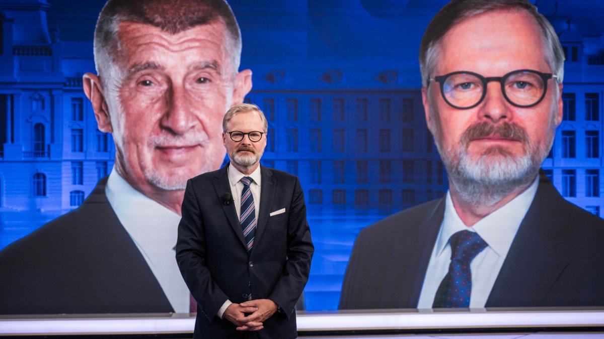 Petr Fiala (ODS) a Andrej Babiš (ANO) se utkali v duelu na CNN Prima News. (1.10.2025)