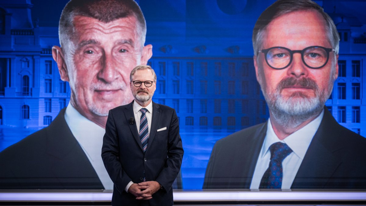 Petr Fiala (ODS) a Andrej Babiš (ANO) se utkali v duelu na CNN Prima News. (1.10.2025)