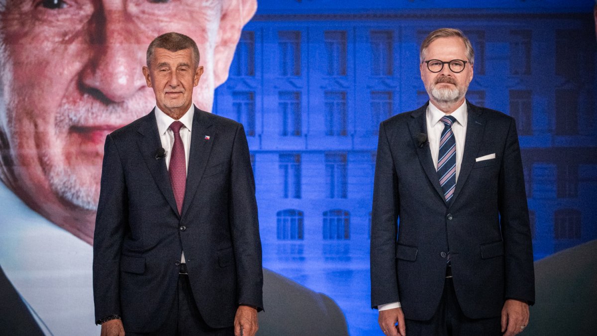 Petr Fiala (ODS) a Andrej Babiš (ANO) se utkali v duelu na CNN Prima News. (1.10.2025)