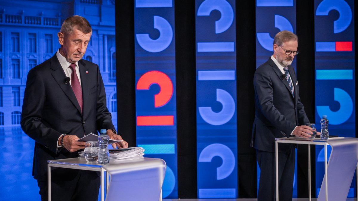 Petr Fiala (ODS) a Andrej Babiš (ANO) se utkali v duelu na CNN Prima News. (1.10.2025)