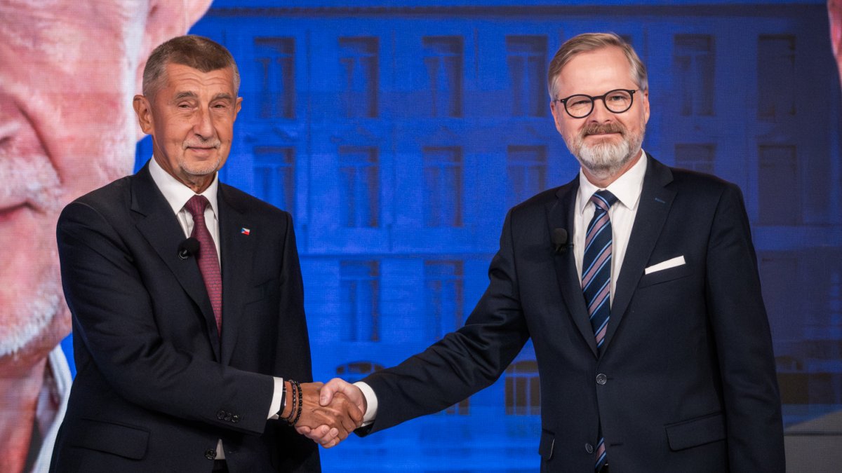 Petr Fiala (ODS) a Andrej Babiš (ANO) se utkali v duelu na CNN Prima News. (1.10.2025)