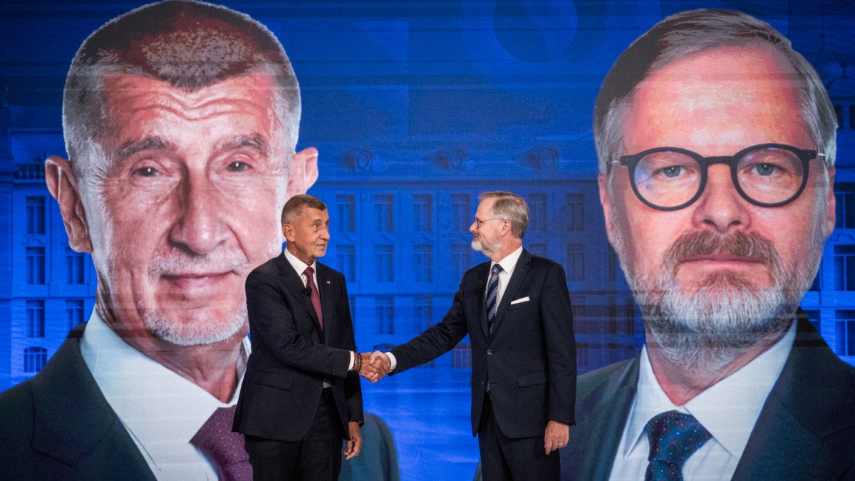 Petr Fiala (ODS) a Andrej Babiš (ANO) se utkali v duelu na CNN Prima News. (1.10.2025)
