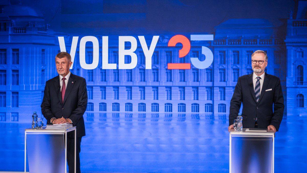 Petr Fiala (ODS) a Andrej Babiš (ANO) se utkali v duelu na CNN Prima News. (1.10.2025)