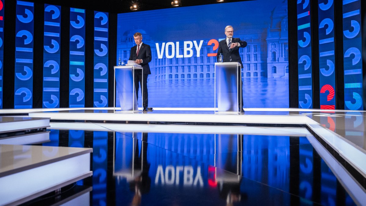 Petr Fiala (ODS) a Andrej Babiš (ANO) se utkali v duelu na CNN Prima News. (1.10.2025)