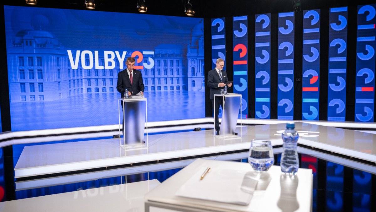 Petr Fiala (ODS) a Andrej Babiš (ANO) se utkali v duelu na CNN Prima News. (1.10.2025)