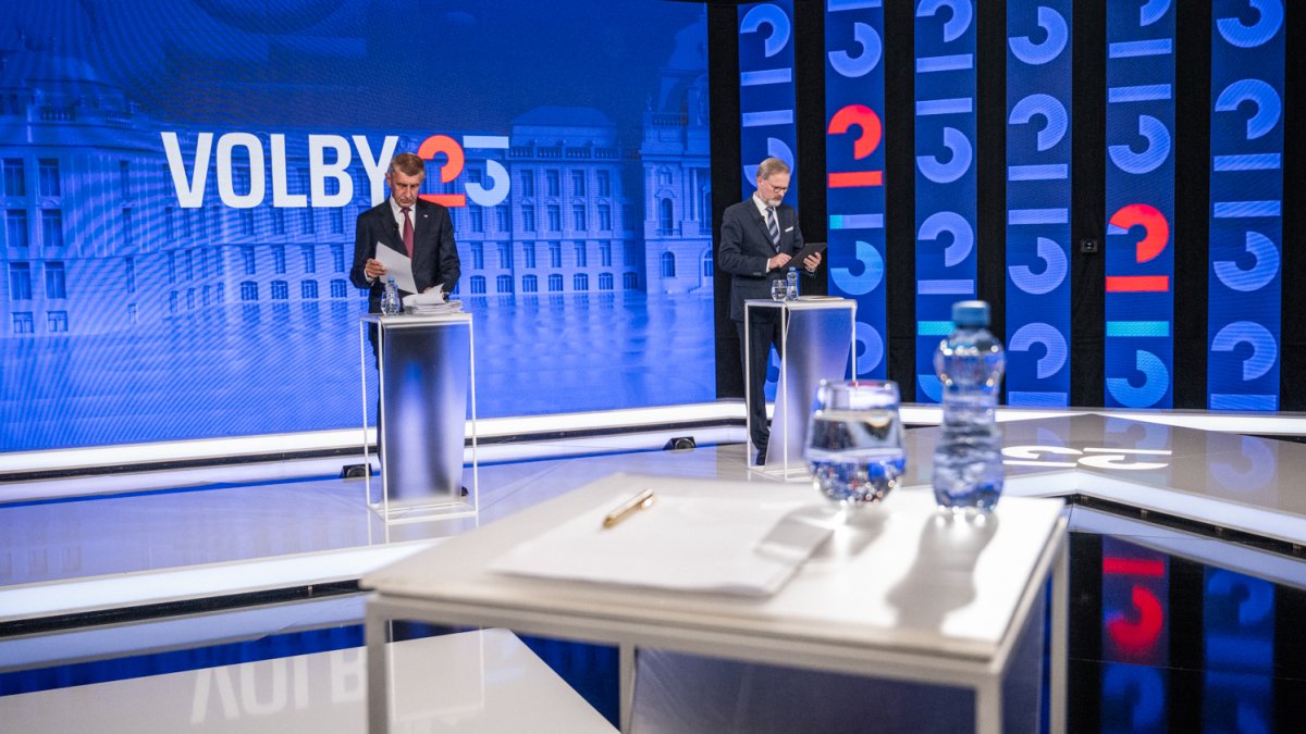Petr Fiala (ODS) a Andrej Babiš (ANO) se utkali v duelu na CNN Prima News. (1.10.2025)