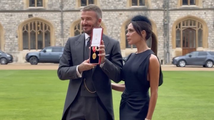 David Beckham byl pasován na rytíře. 