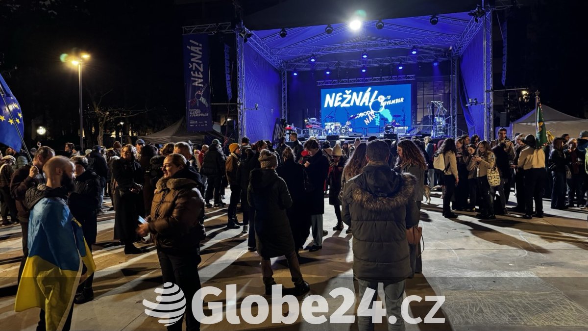 OBRAZEM: Slovensko si Křídovými protesty připomíná 17. listopad, Fico ruší televizní projev