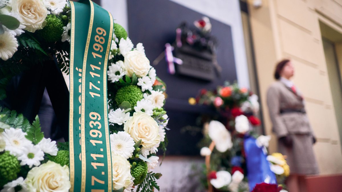 Češi si připomínají události spojené se 17. listopadem. (17.11.2025)