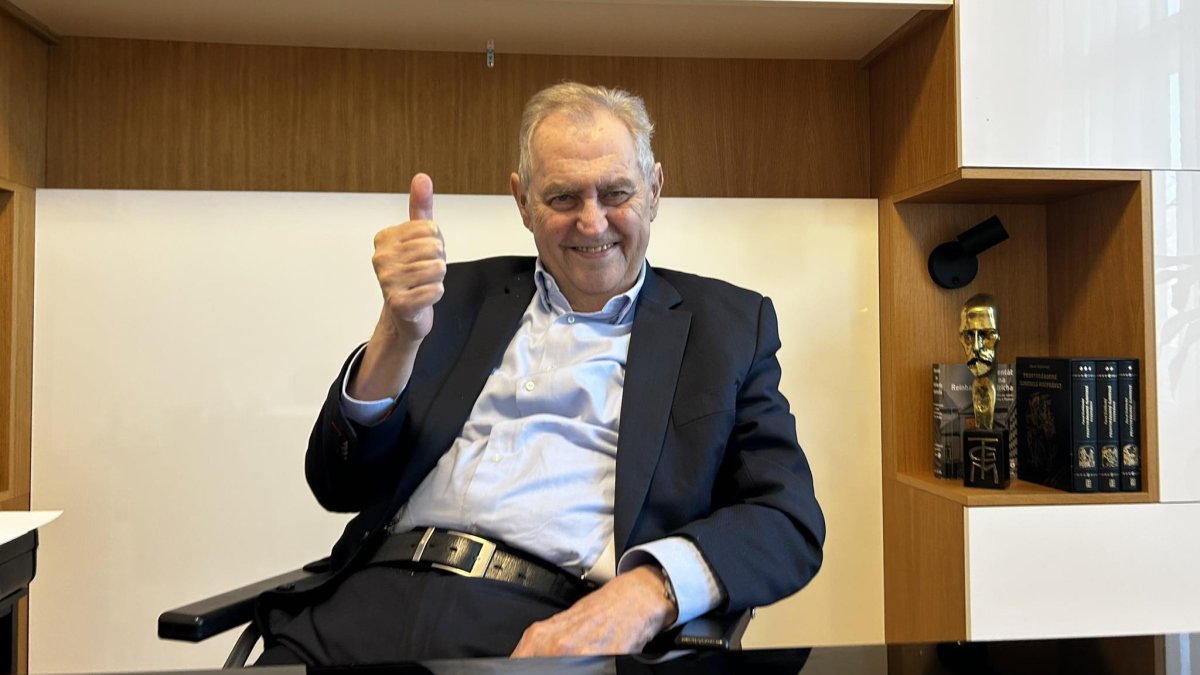 Miloš Zeman opět úřaduje ve své kanceláři. 