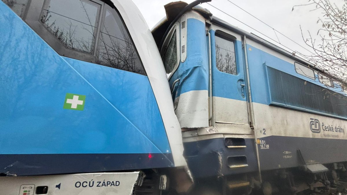 Na jihu Čech se srazily rychlík a osobní vlak. (20.11.2025)