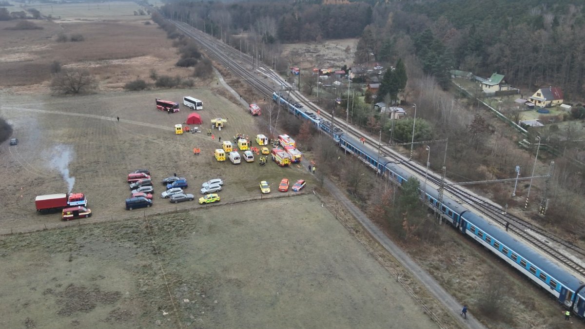 Na jihu Čech se srazily rychlík a osobní vlak. (20.11.2025)