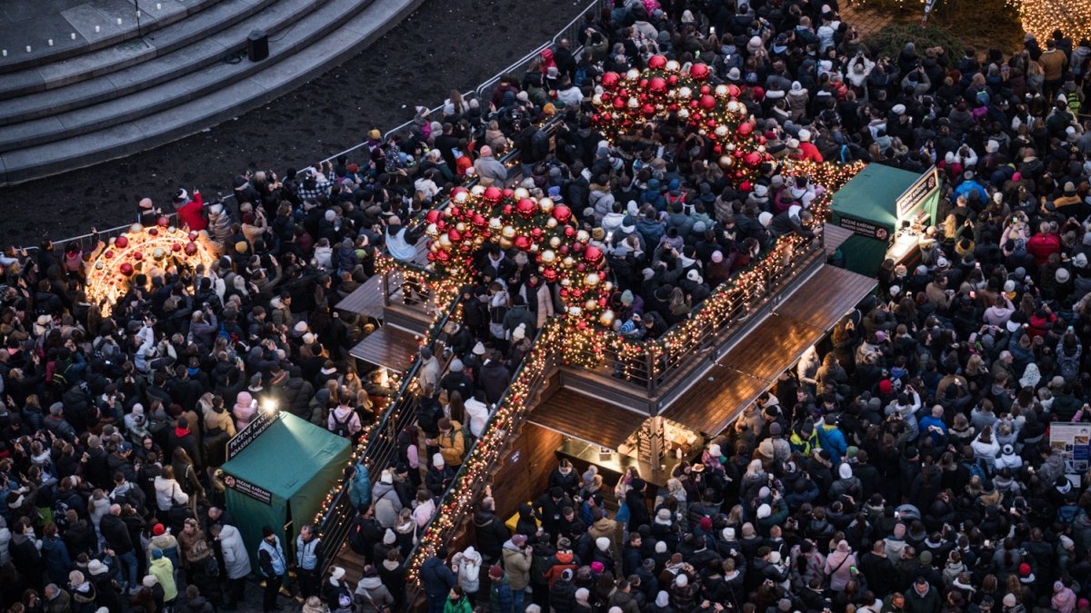 Na Staroměstském náměstí se rozsvítil letošní vánoční strom. (29.11.2025)