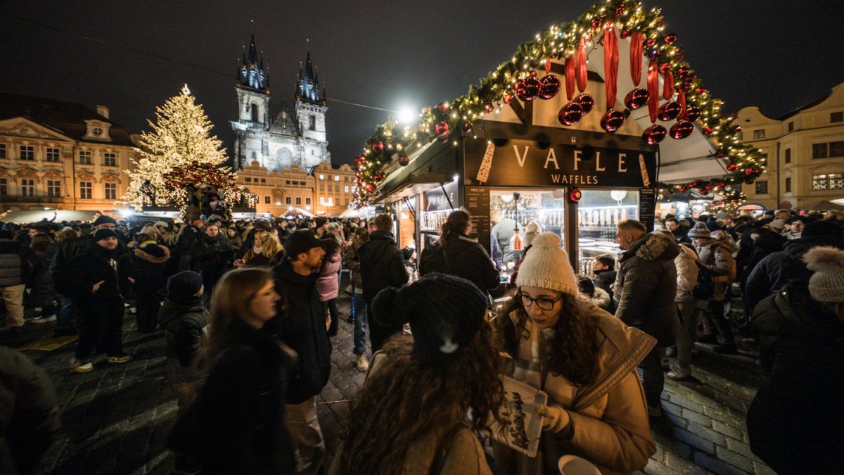 Na Staroměstském náměstí se rozsvítil letošní vánoční strom. (29.11.2025)