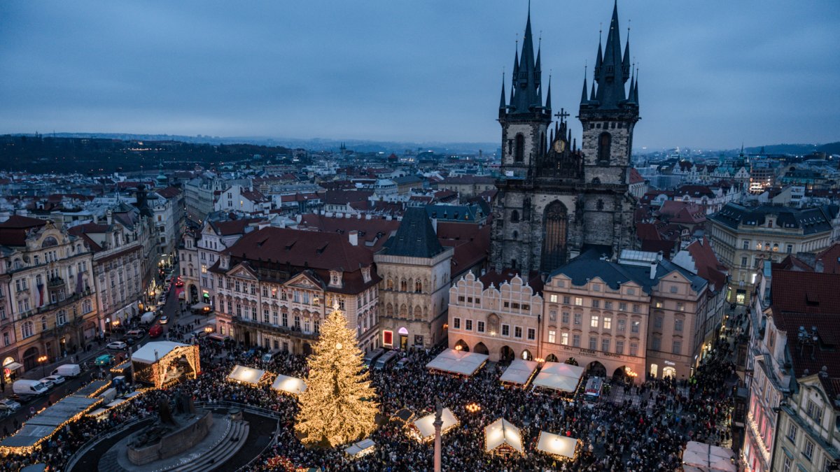 Na Staroměstském náměstí se rozsvítil letošní vánoční strom. (29.11.2025)