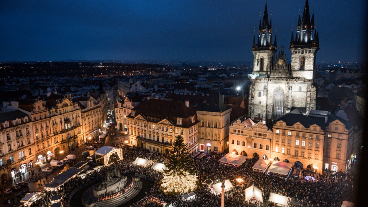 Na Staroměstském náměstí se rozsvítil letošní vánoční strom. (29.11.2025)