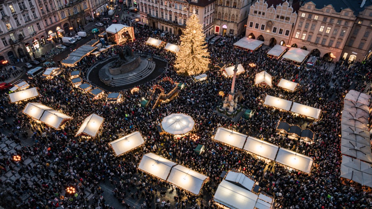 Na Staroměstském náměstí se rozsvítil letošní vánoční strom. (29.11.2025)