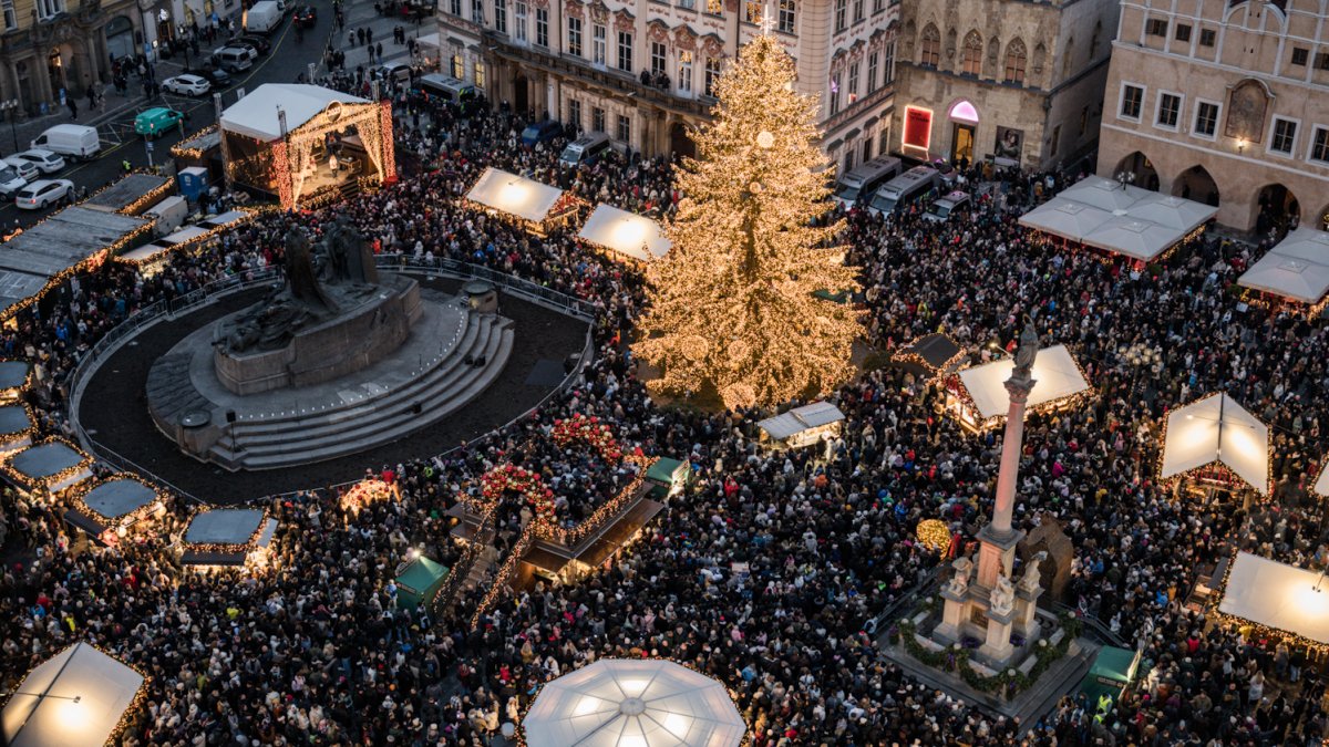 Na Staroměstském náměstí se rozsvítil letošní vánoční strom. (29.11.2025)