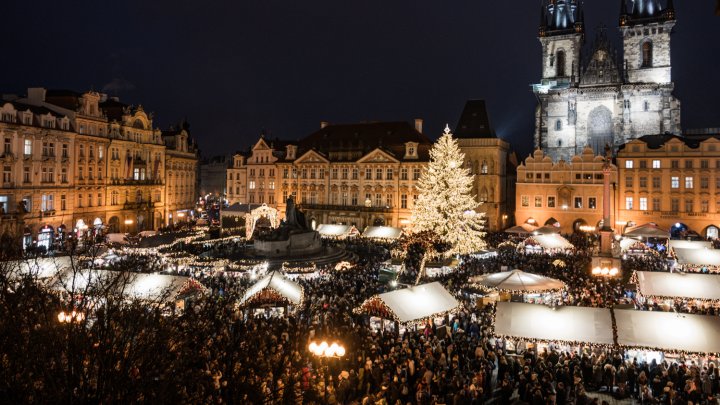 Na Staroměstském náměstí se rozsvítil letošní vánoční strom. (29.11.2025)