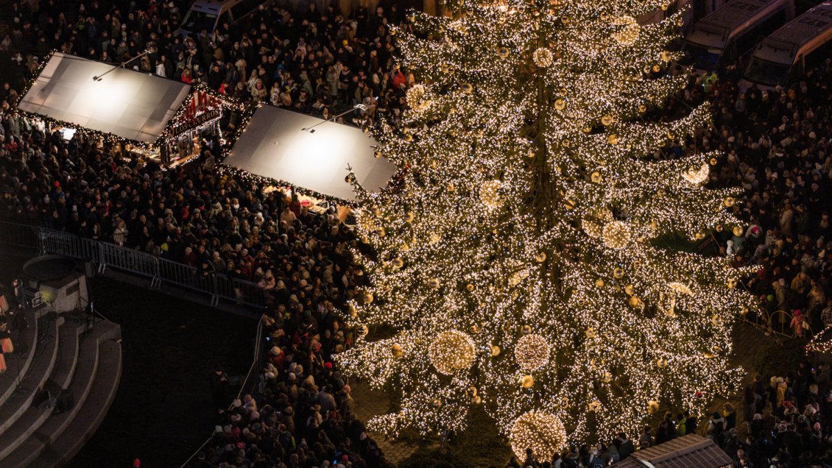 Na Staroměstském náměstí se rozsvítil letošní vánoční strom. (29.11.2025)