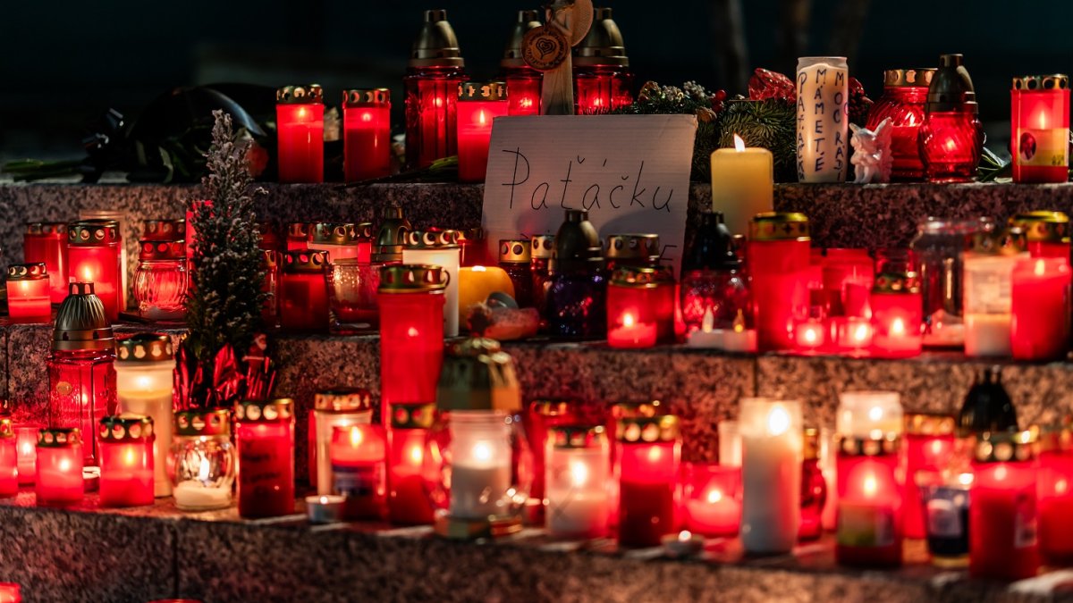 Pietní místo pro Patrika Hezuckého před budovou Evropy 2