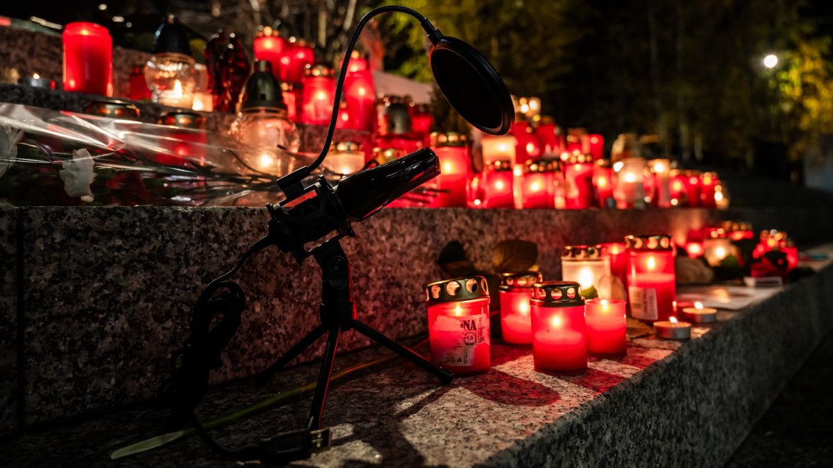 Pietní místo pro Patrika Hezuckého před budovou Evropy 2