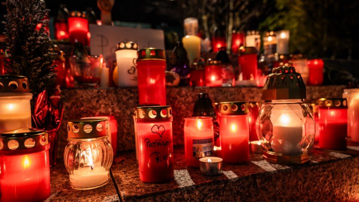 Pietní místo pro Patrika Hezuckého před budovou Evropy 2